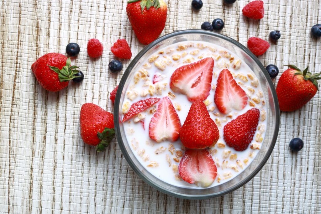 Bowl of oatmeal topped with fresh fruits for healthy breakfast ideas