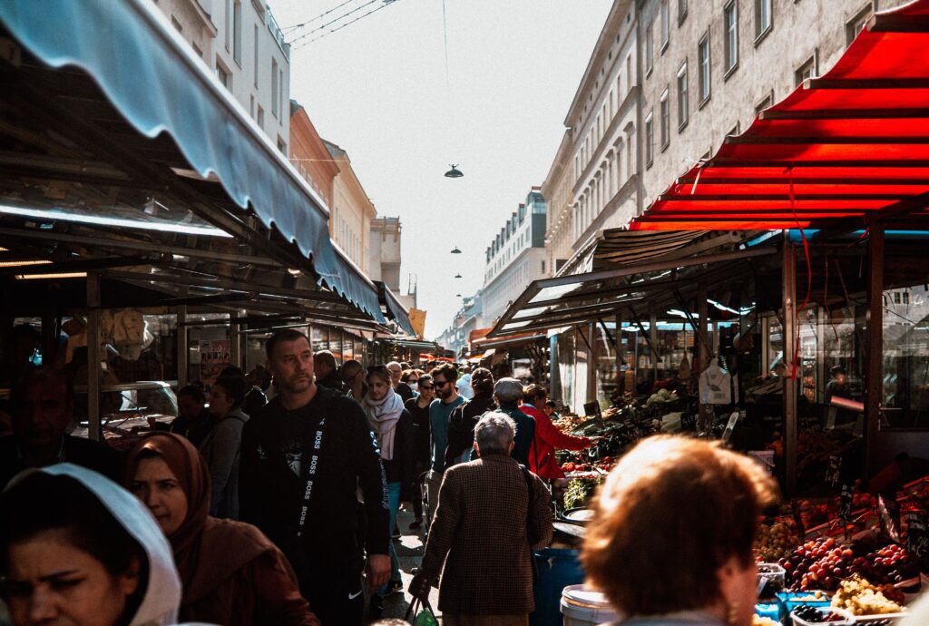 How to Travel Like a Local: A Complete Guide to Experiencing a Destination Beyond Tourism and Discover Culture, Food, and Hidden Gems